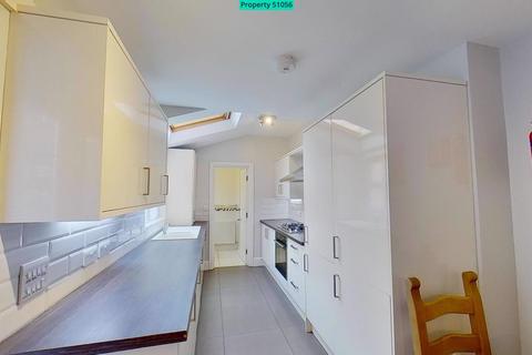 6 bedroom end of terrace house to rent, Rothesay Avenue, Nottingham, NG7 1PU