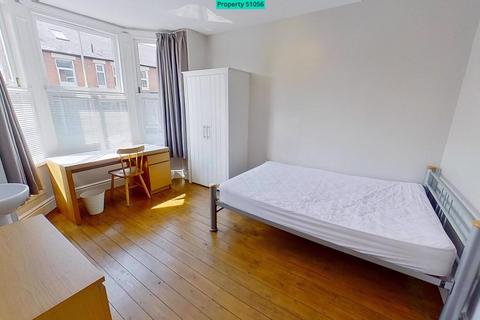 6 bedroom end of terrace house to rent, Rothesay Avenue, Nottingham, NG7 1PU