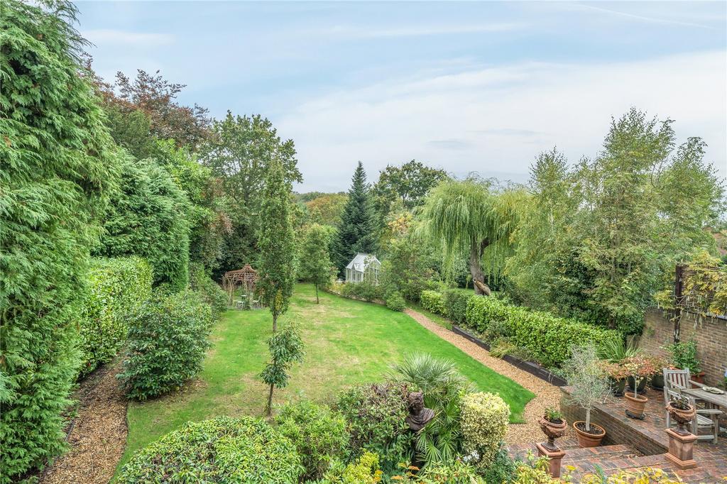 Claremont Avenue, Esher, KT10 4 bed detached house for sale £1,625,000