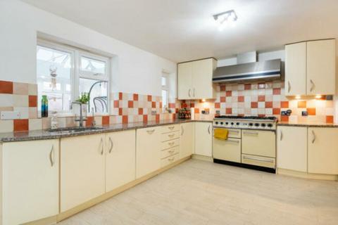 4 bedroom detached house to rent, Bench Field, South Croydon