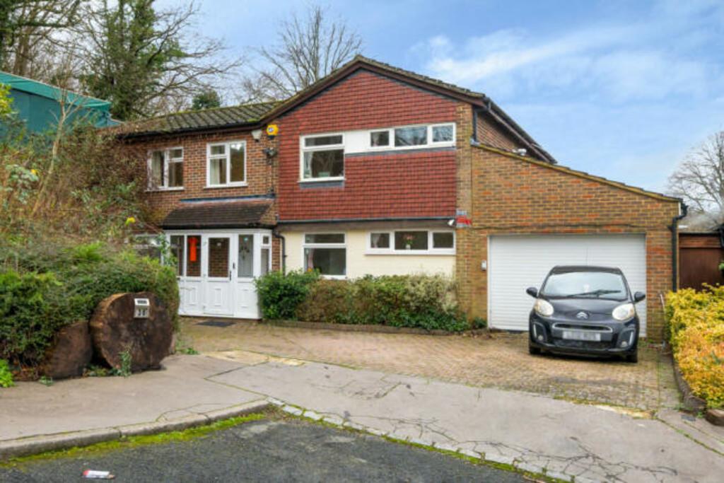 4 bedroom detached house to rent in South Croydon