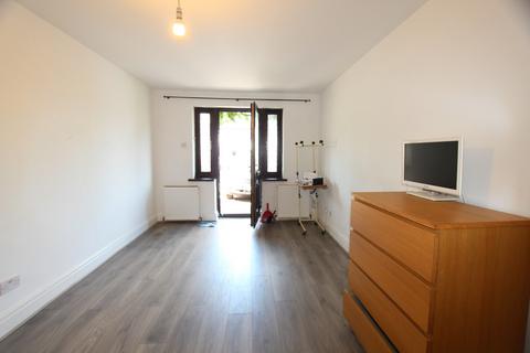 Studio to rent, Winchmore Hill Road, London N21