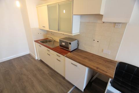 Studio to rent, Winchmore Hill Road, London N21