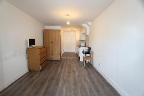 Studio to rent, Winchmore Hill Road, London N21