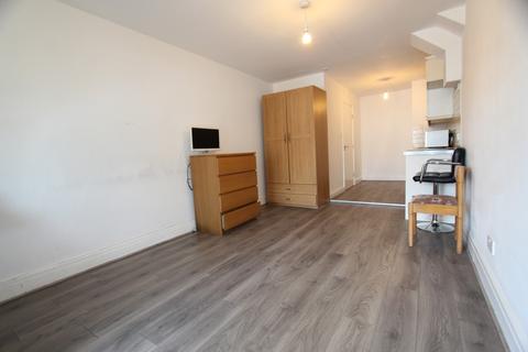 Studio to rent, Winchmore Hill Road, London N21