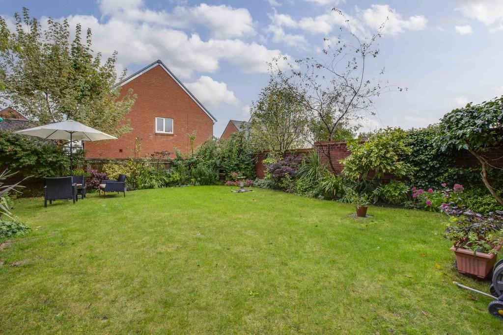 5 Linnet Avenue, HP6 6 FR (LOW RES)-12