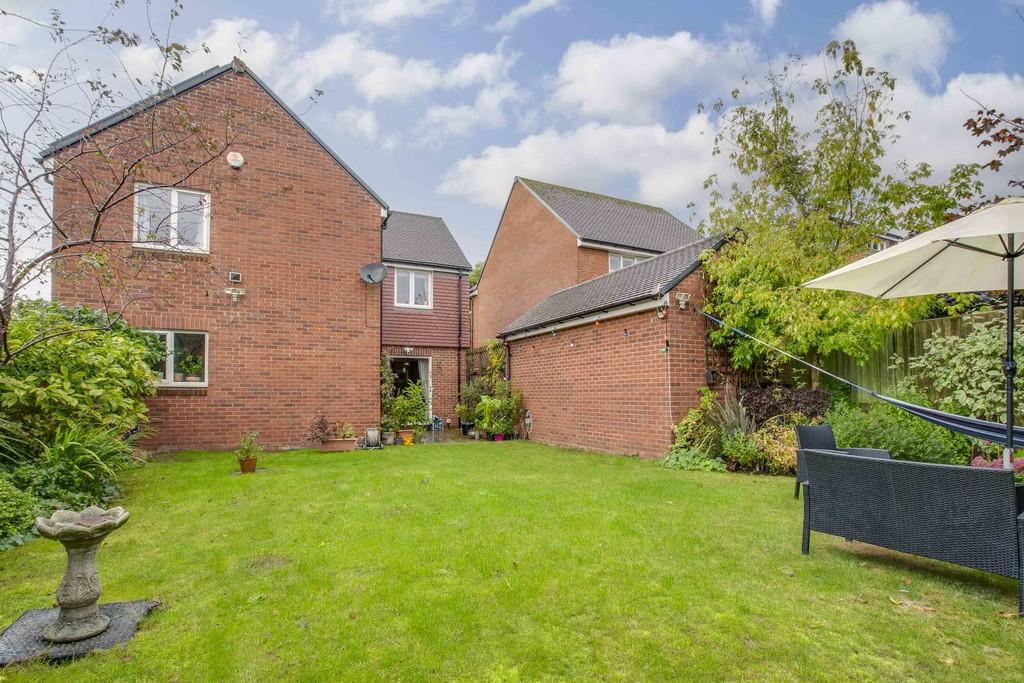 5 Linnet Avenue, HP6 6 FR (LOW RES)-13
