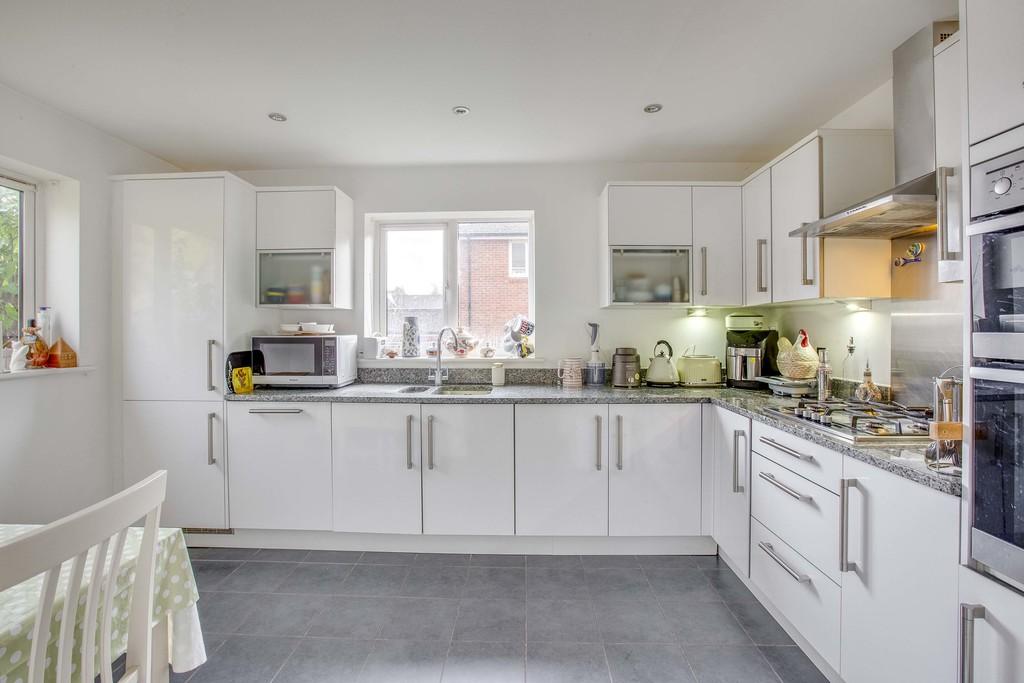 5 Linnet Avenue, HP6 6 FR (LOW RES)-11