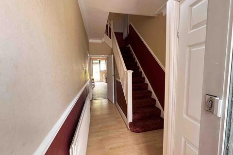 3 bedroom semi-detached house to rent, Ilford, IG2