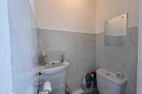 3 bedroom semi-detached house to rent, Ilford, IG2