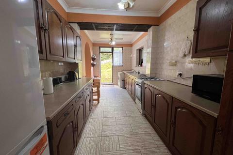 3 bedroom semi-detached house to rent, Ilford, IG2