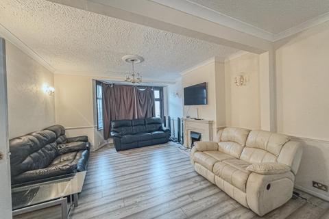 3 bedroom semi-detached house to rent, Ilford, IG2