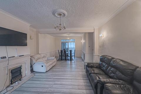 3 bedroom semi-detached house to rent, Ilford, IG2