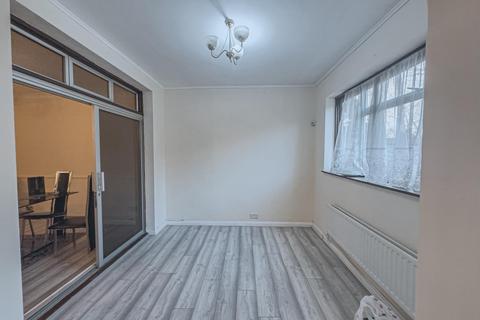 3 bedroom semi-detached house to rent, Ilford, IG2
