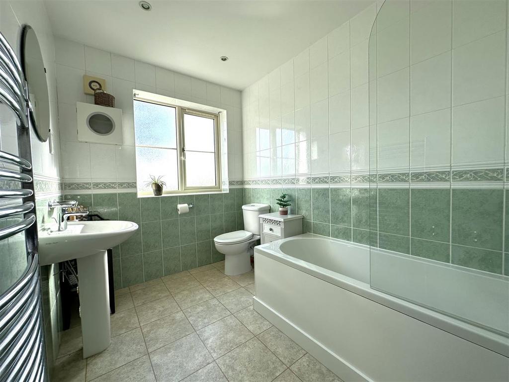 Master En Suite Bathroom 603