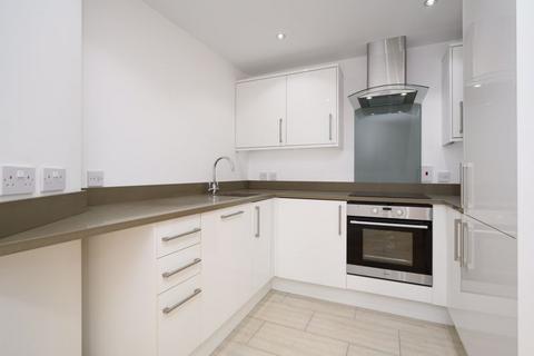 2 bedroom flat to rent, Church Street, Walton-On-Thames