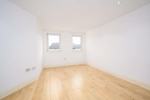 2 bedroom flat to rent, Church Street, Walton-On-Thames