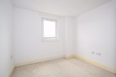 2 bedroom flat to rent, Church Street, Walton-On-Thames