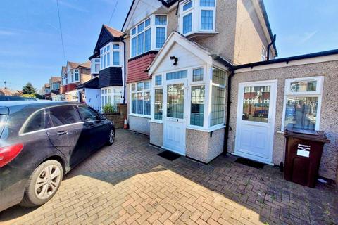 4 bedroom house to rent, Boundaries Road, Feltham TW13