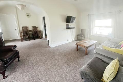 3 bedroom apartment to rent, Park Road, Shanklin