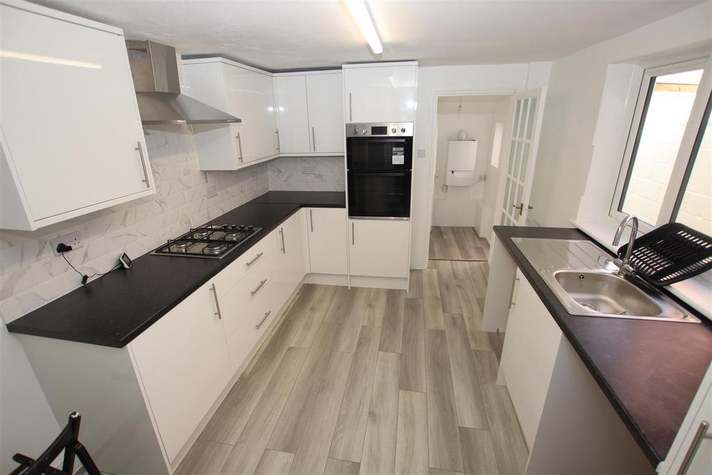 St Albans Road, Dartford, Kent 3 bed detached house to rent £1,800