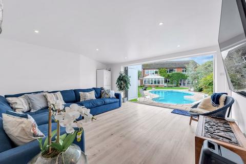 10 Lawn Close, Bromley, BR1 3NA