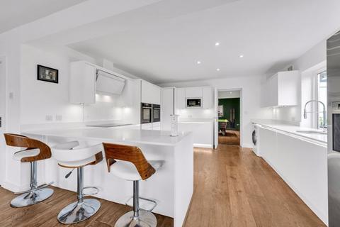 10 Lawn Close, Bromley, BR1 3NA