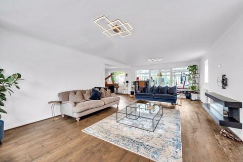 10 Lawn Close, Bromley, BR1 3NA