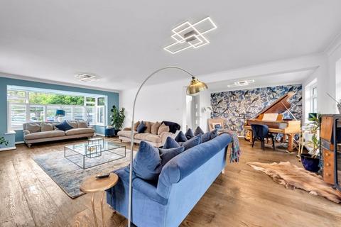 10 Lawn Close, Bromley, BR1 3NA