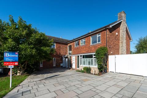 10 Lawn Close, Bromley, BR1 3NA