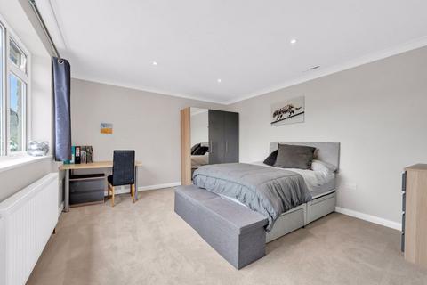 10 Lawn Close, Bromley, BR1 3NA
