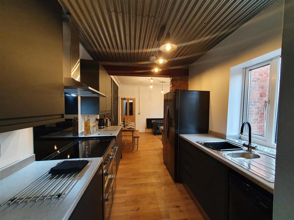 Kitchen2.jpg