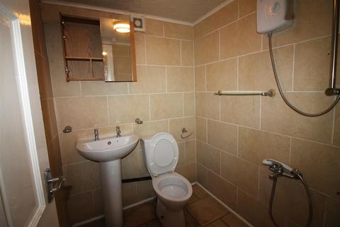 4 bedroom house to rent, Queens Road, Hyde Park, Leeds