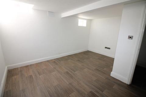 4 bedroom house to rent, Queens Road, Hyde Park, Leeds