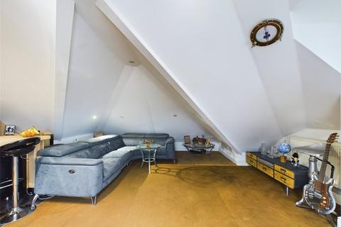 3 bedroom penthouse for sale, Lodge Lane, Romford RM5