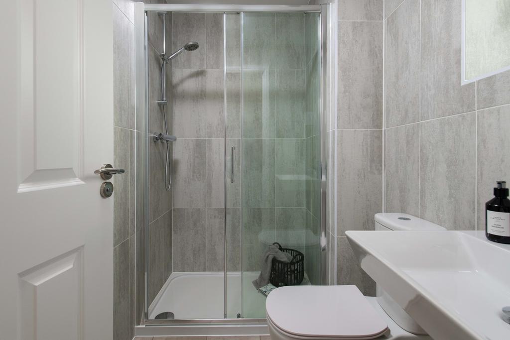 En suite in modern detached home
