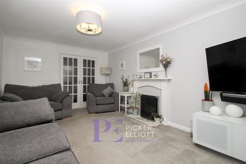 4 bedroom detached house for sale, Falmouth Drive, Hinckley LE10