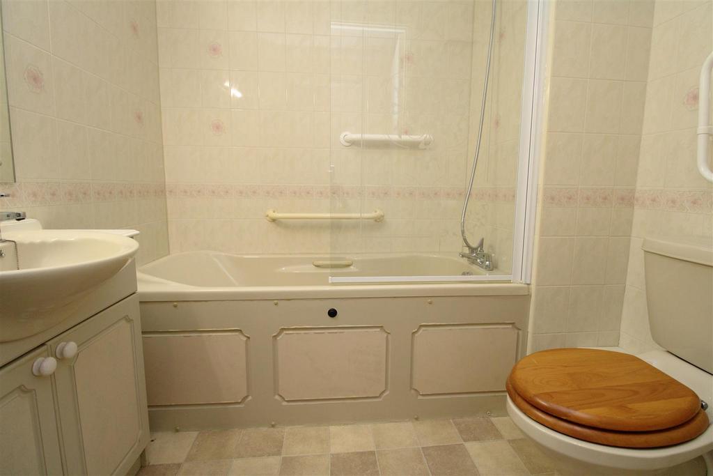 Bathroom1.JPG