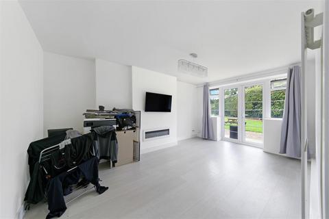 2 bedroom flat for sale, Eastway, Epsom