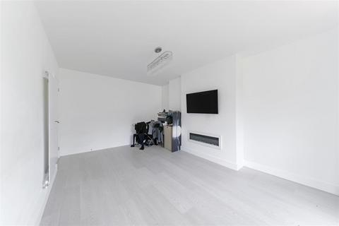 2 bedroom flat for sale, Eastway, Epsom