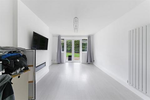 2 bedroom flat for sale, Eastway, Epsom