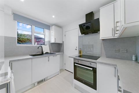 2 bedroom flat for sale, Eastway, Epsom