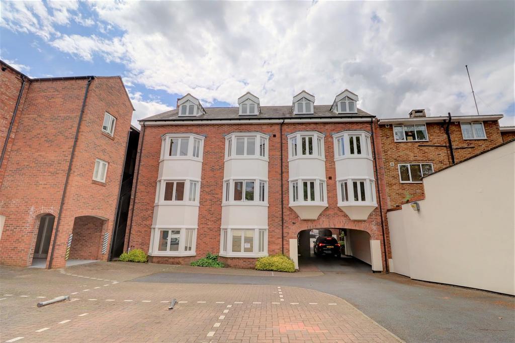 Guild Street, StratfordUponAvon 2 bed flat to rent £1,300 pcm (£300 pw)