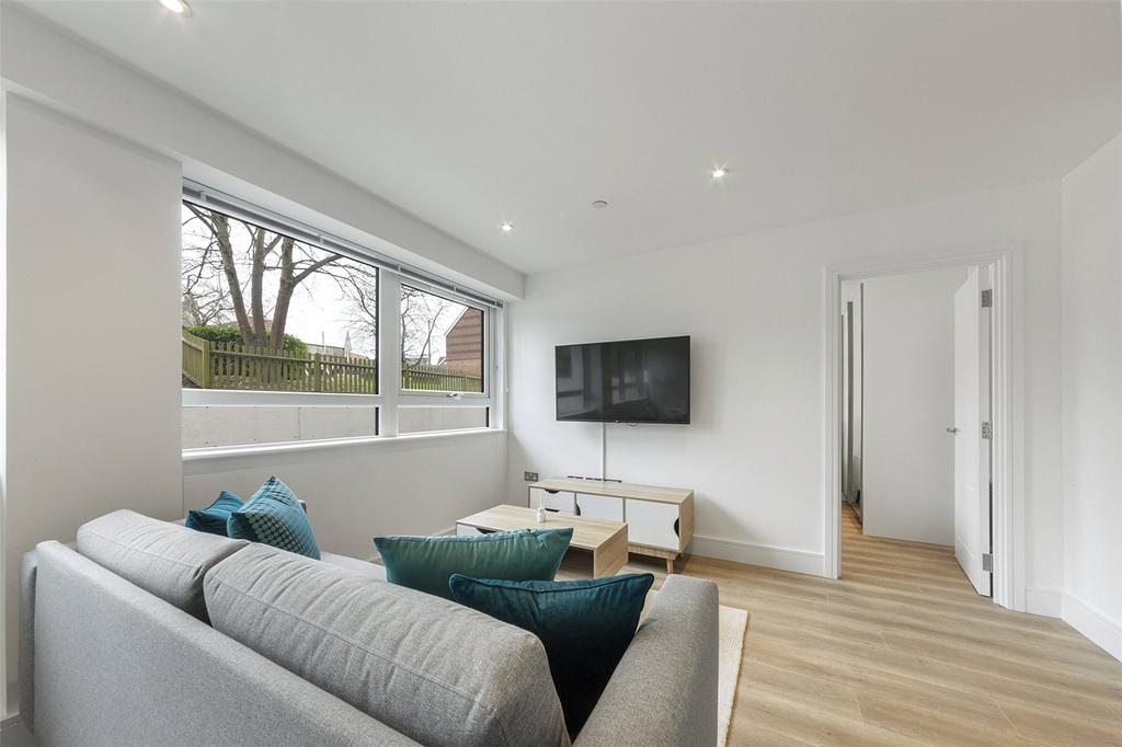 Wood Street, West Sussex RH19 1 bed apartment to rent £1,150 pcm (£