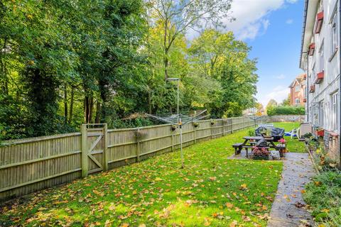 32 Pound Road, Banstead, SM7 2HT