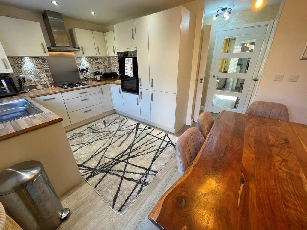 Kitchen2.jpg