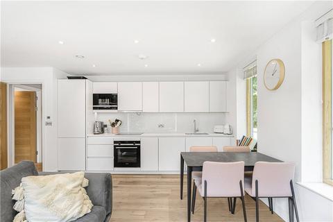 9, Blackburn House Prodigal Square, London, E8 1FW