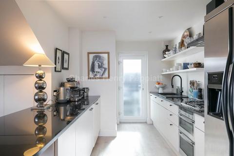 2 bedroom penthouse for sale, Ormonde Court, Belsize Grove, NW3