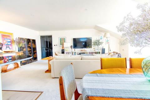 2 bedroom penthouse for sale, Ormonde Court, Belsize Grove, NW3