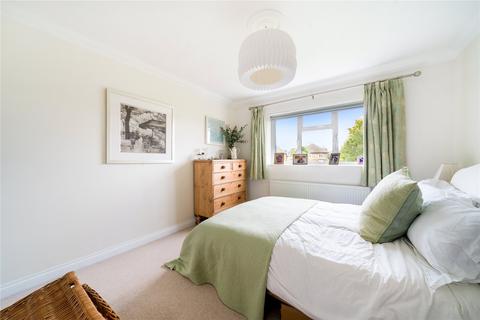 28 Broadfields, East Molesey, KT8 0BW